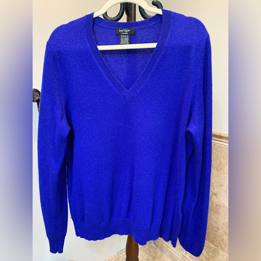 Lord and Taylor cashmere v neck sweater